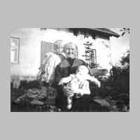 022-0252 Oma Rautenberg, geb. Mertsch mit ihren Enkelkindern Traute und Karl vor dem Wohnhaus von Ernst Rautenberg..jpg